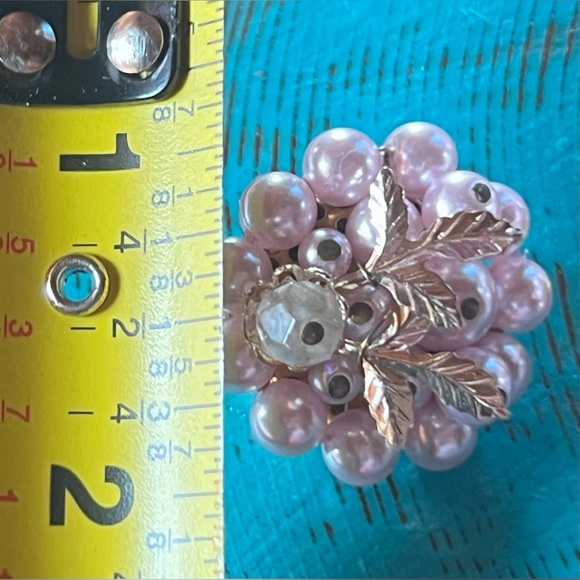 Vintage Japan signed Pink Pearl gold Tone Glam Clip on Earrings 1” - Picture 4 of 4